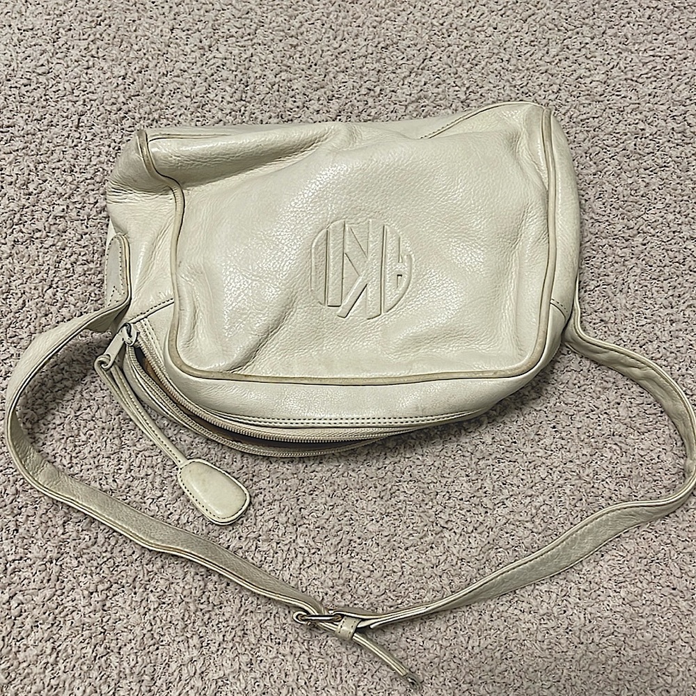 perfectly intact outside genuine leather, inner lining perfectly intact. Pockets